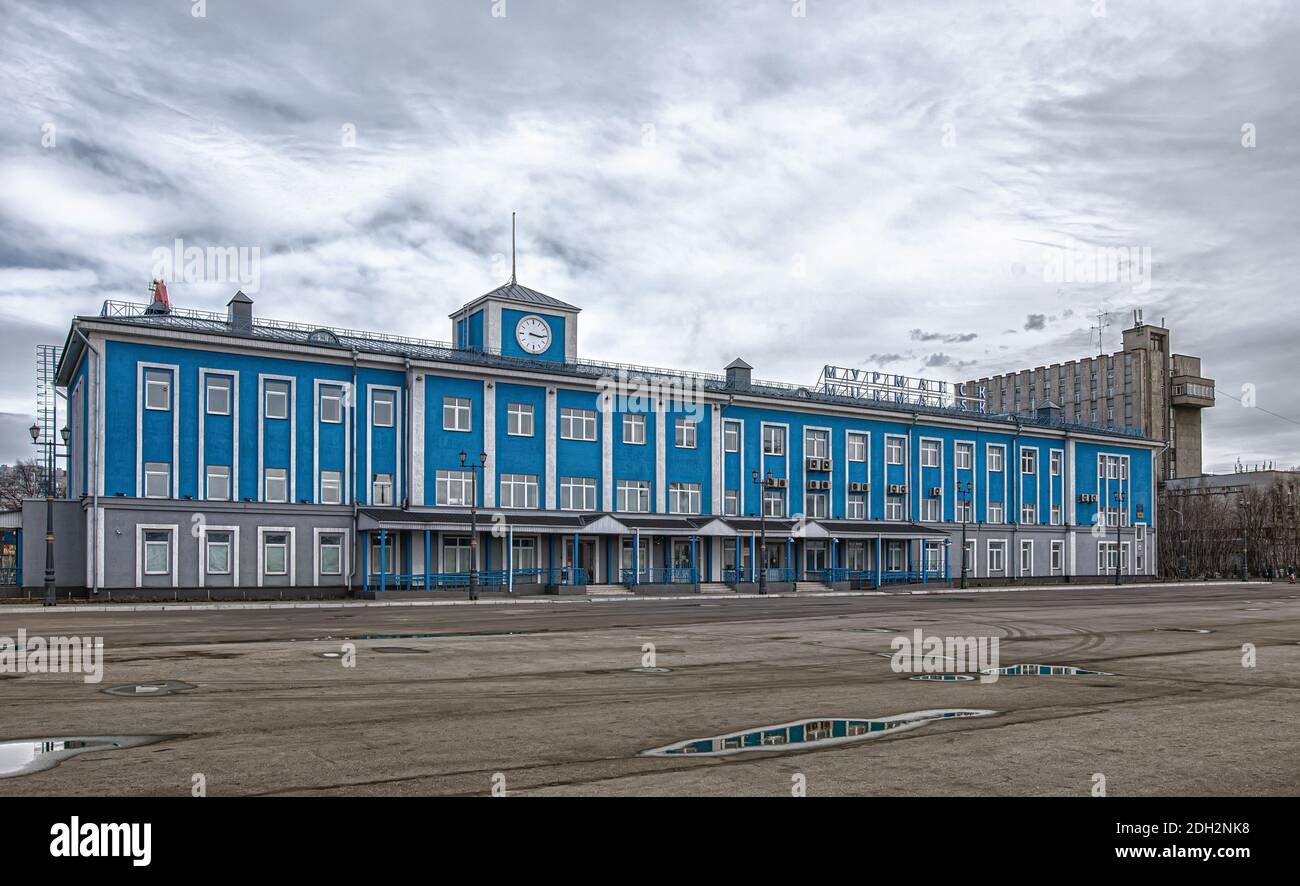 Le bâtiment principal bleu du terminal maritime de Mourmansk. Banque D'Images