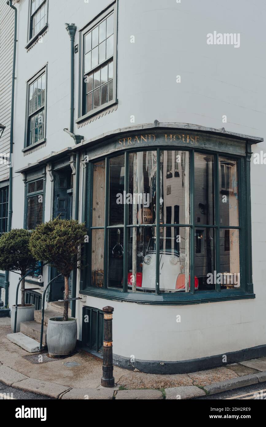 Rye, Royaume-Uni - 10 octobre 2020 : extérieur de la boutique Strand House Interiors fermée sur la rue Mermaid à Rye, l'une des villes médiévales les mieux préservées de l'est Banque D'Images