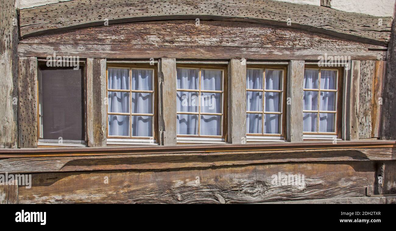 Fenêtres en bois historiques de Neunkirch, canton de Schaffhausen, Suisse Banque D'Images