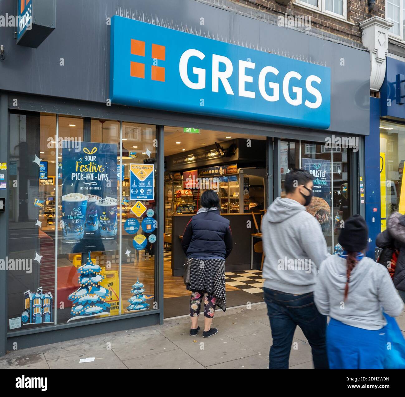 Les piétons passent devant une branche de Greggs, une chaîne de boulangerie britannique. Banque D'Images