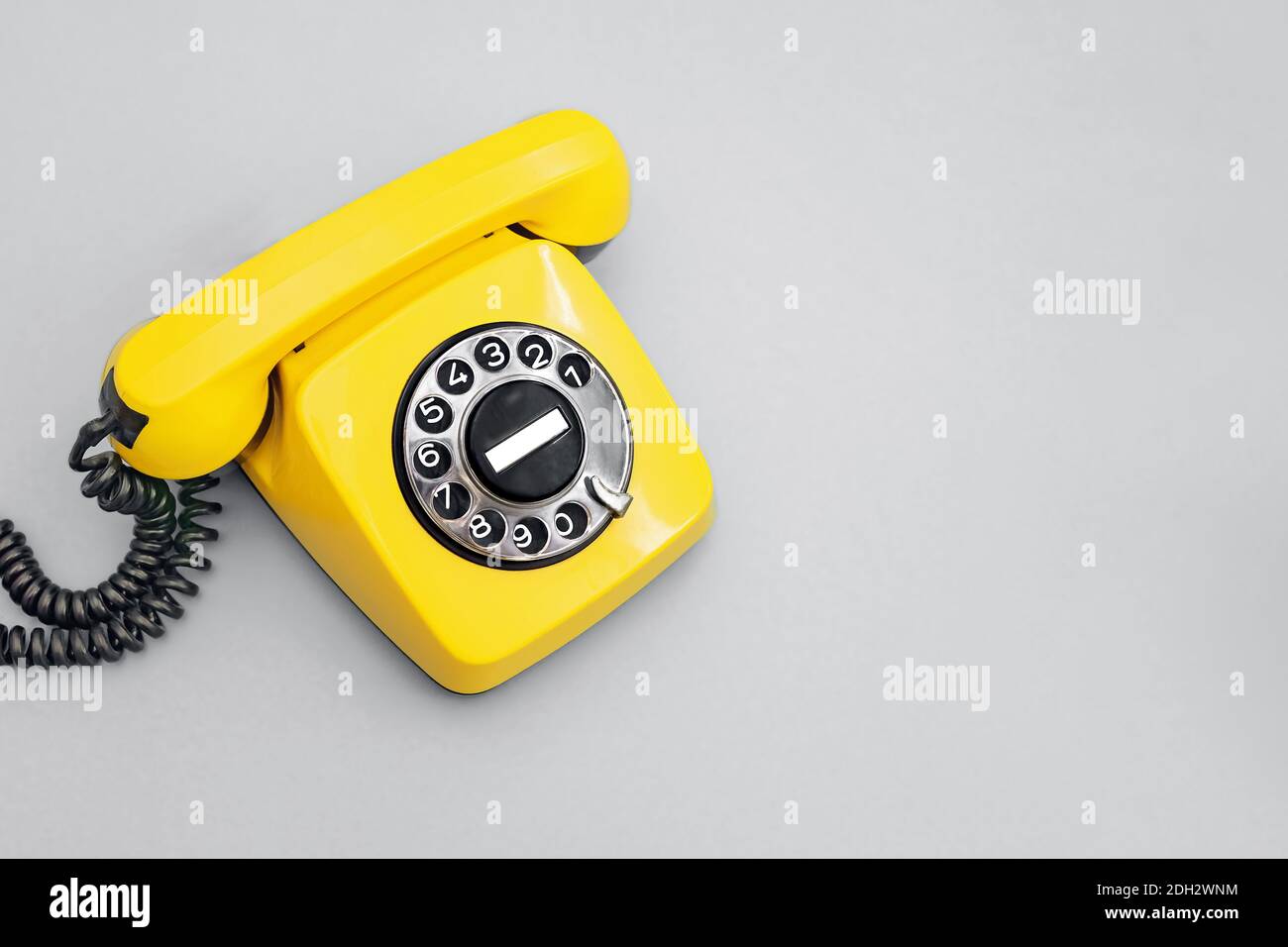 Combiné rétro en plastique pour téphone rétro sur fond gris. Illuminant et les couleurs de gris ultime de l'année 2021 Banque D'Images