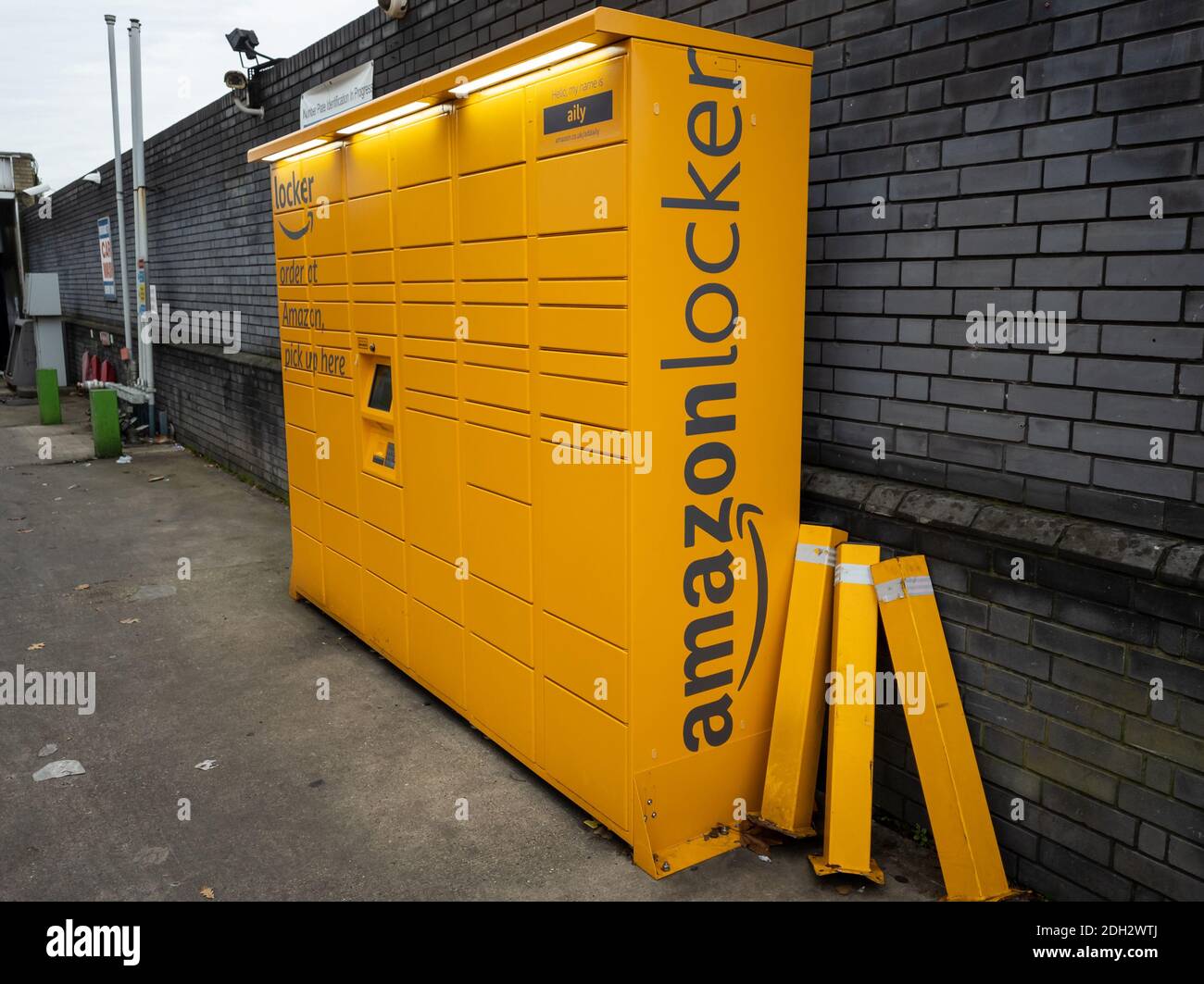 Un casier Amazon dans une station-service Banque D'Images