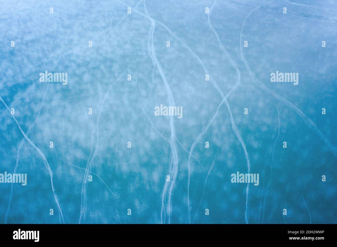 texture craquelée bleue. fond givré en plein air en hiver Banque D'Images