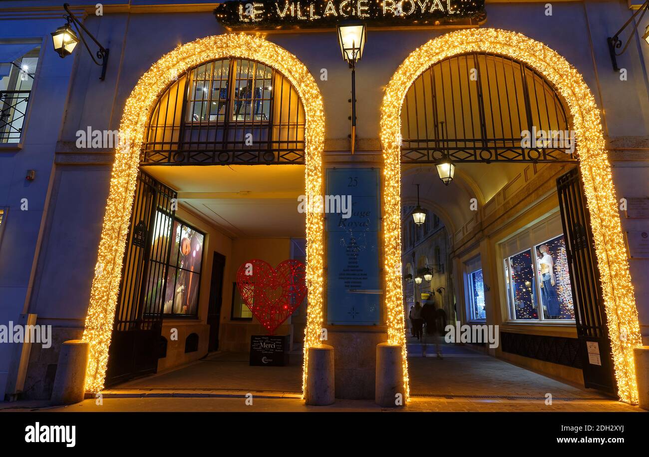 Village Royal est un passage chic à Paris rempli de boutiques de luxe. Il est situé dans le quartier de la Madeleine à Paris, en France. Banque D'Images