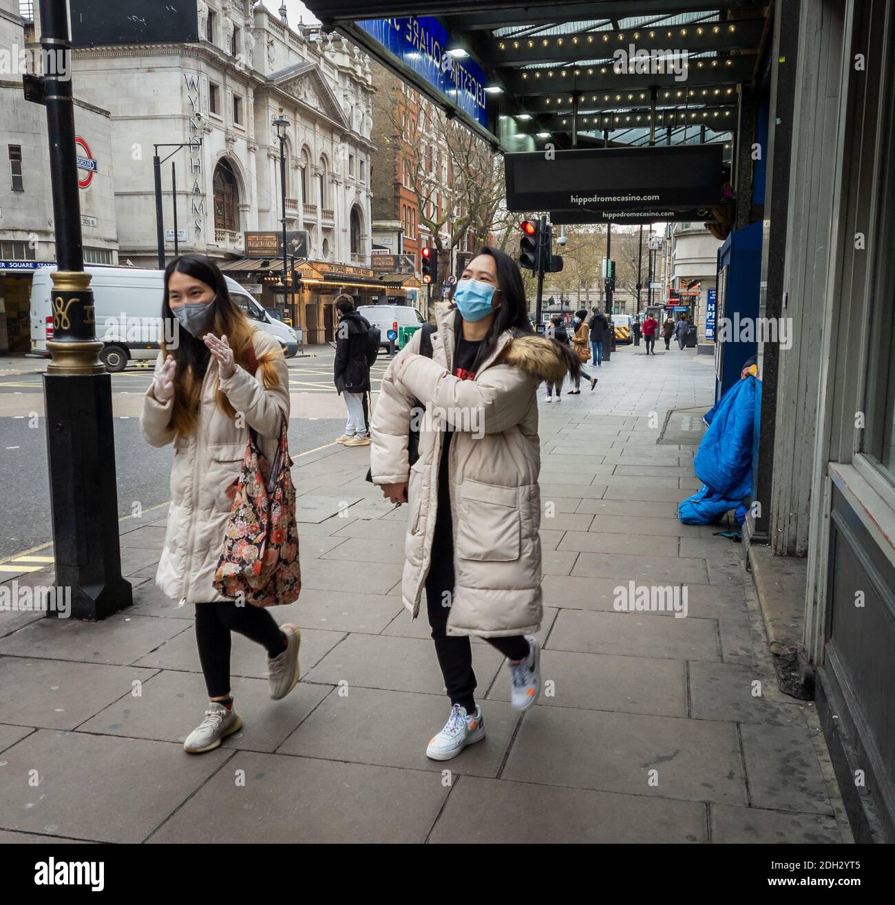 Certains piétons portent des revêtements de visage sur la rue comme mesure de sécurité, car de grandes parties de l'Angleterre entrent en contact avec les restrictions Covid Tier 4. Banque D'Images