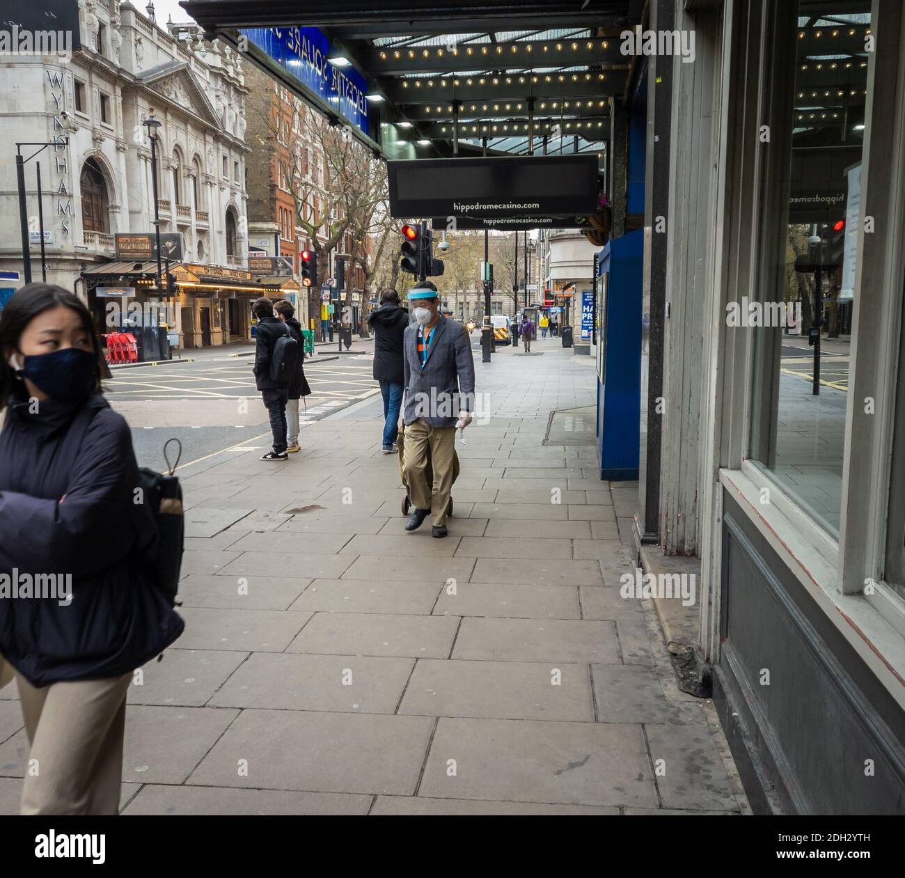 Certains piétons portent des revêtements de visage sur la rue comme mesure de sécurité, car de grandes parties de l'Angleterre entrent en contact avec les restrictions Covid Tier 4. Banque D'Images