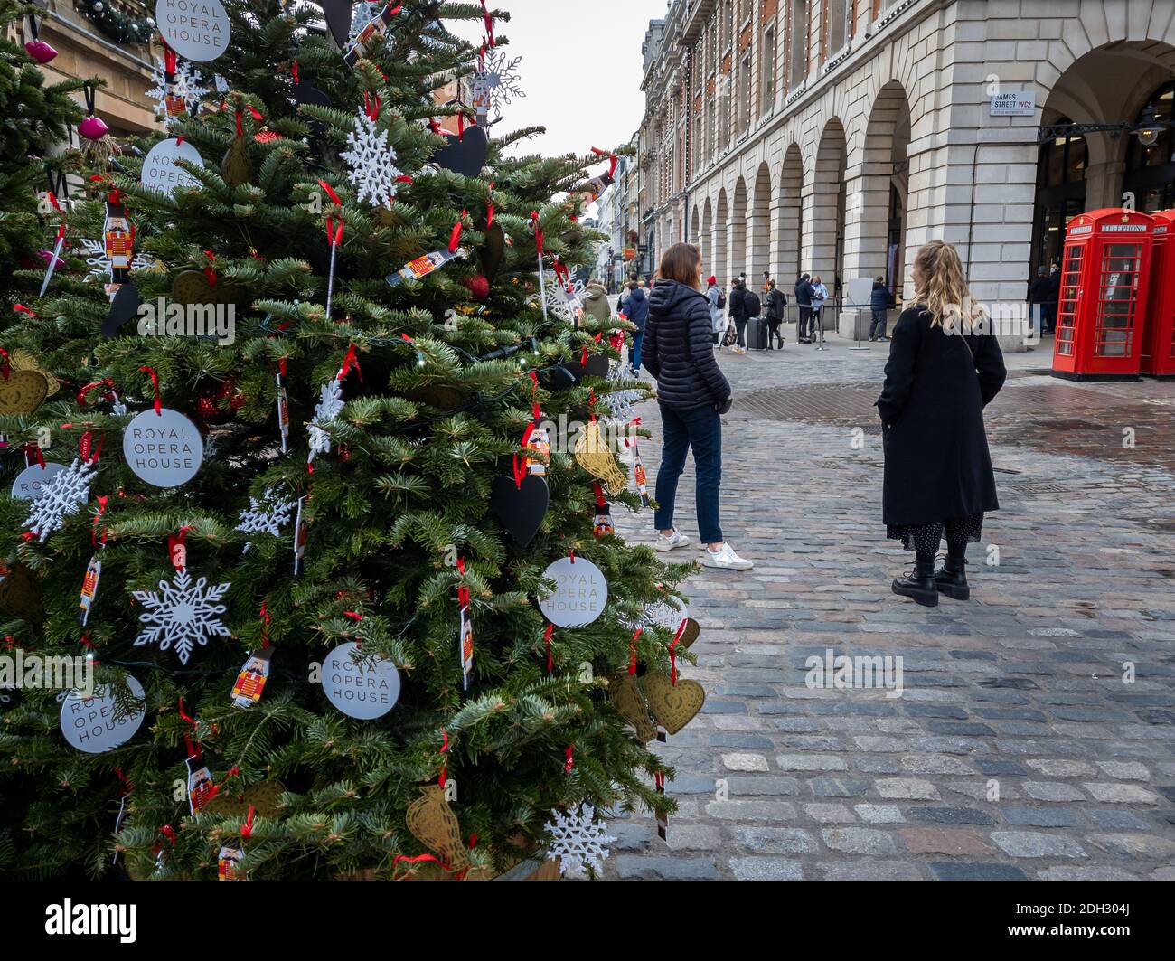 Décorations de Noël à Londres Covent Garden avec peu de visiteurs. Covid-19 LockDown et Covid Tiers ont eu de graves répercussions sur l'industrie de l'accueil. Banque D'Images