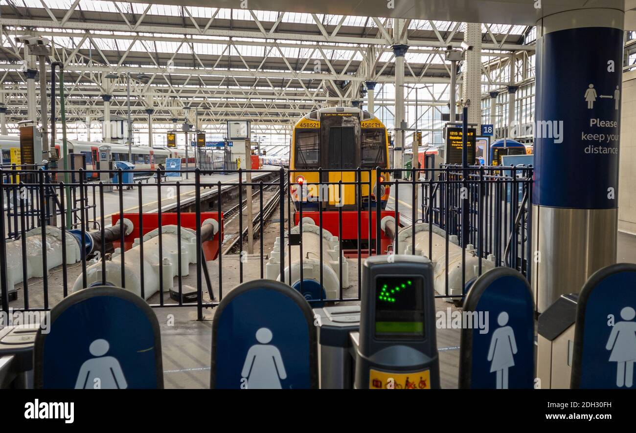 La barrière et la plate-forme de la gare de Waterloo. Banque D'Images