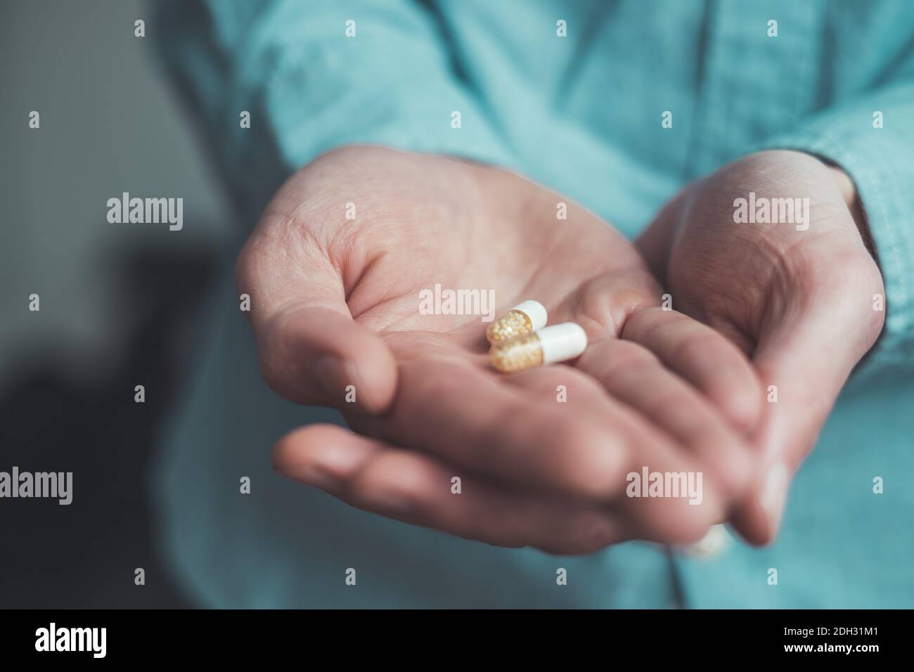 Concept de médicament ou de guérison. Gros plan de la main masculine avec des pilules. Banque D'Images