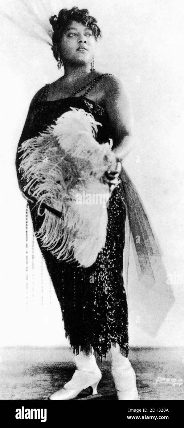 MAMIE SMITH (1891-1946) chanteur, danseuse, pianiste et actrice de blues américain vers 1921 Banque D'Images
