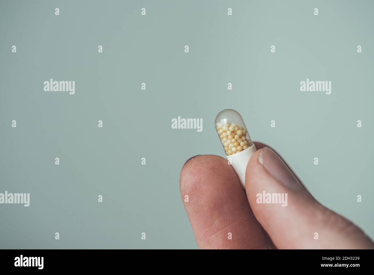 Concept de médicament ou de guérison. Gros plan de la main masculine avec des pilules. Banque D'Images