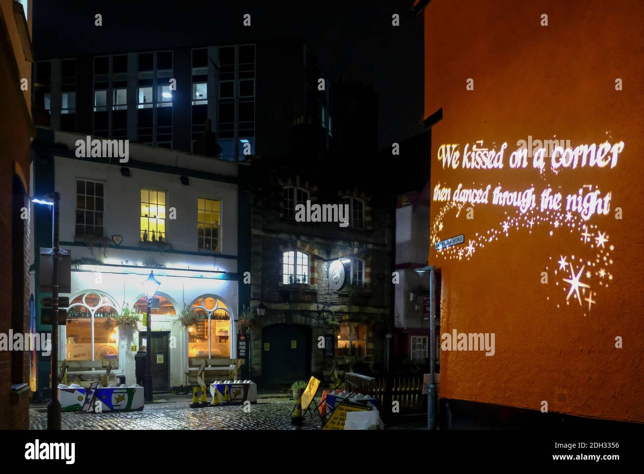 Bristol, Royaume-Uni. 9 décembre 2020. Les files d'attente des chansons saisonnières illuminent les sites du centre-ville de Bristol. 24 lieux seront éclairés par un lyrique de Noël, un nouveau chaque jour jusqu'à Noël. Ce projet vise à amener les gens dans le centre-ville pour soutenir les détaillants et pour soulever les esprits tandis que la ville est dans Covid-19 niveau 3. Crédit : JMF News/Alay Live News Banque D'Images