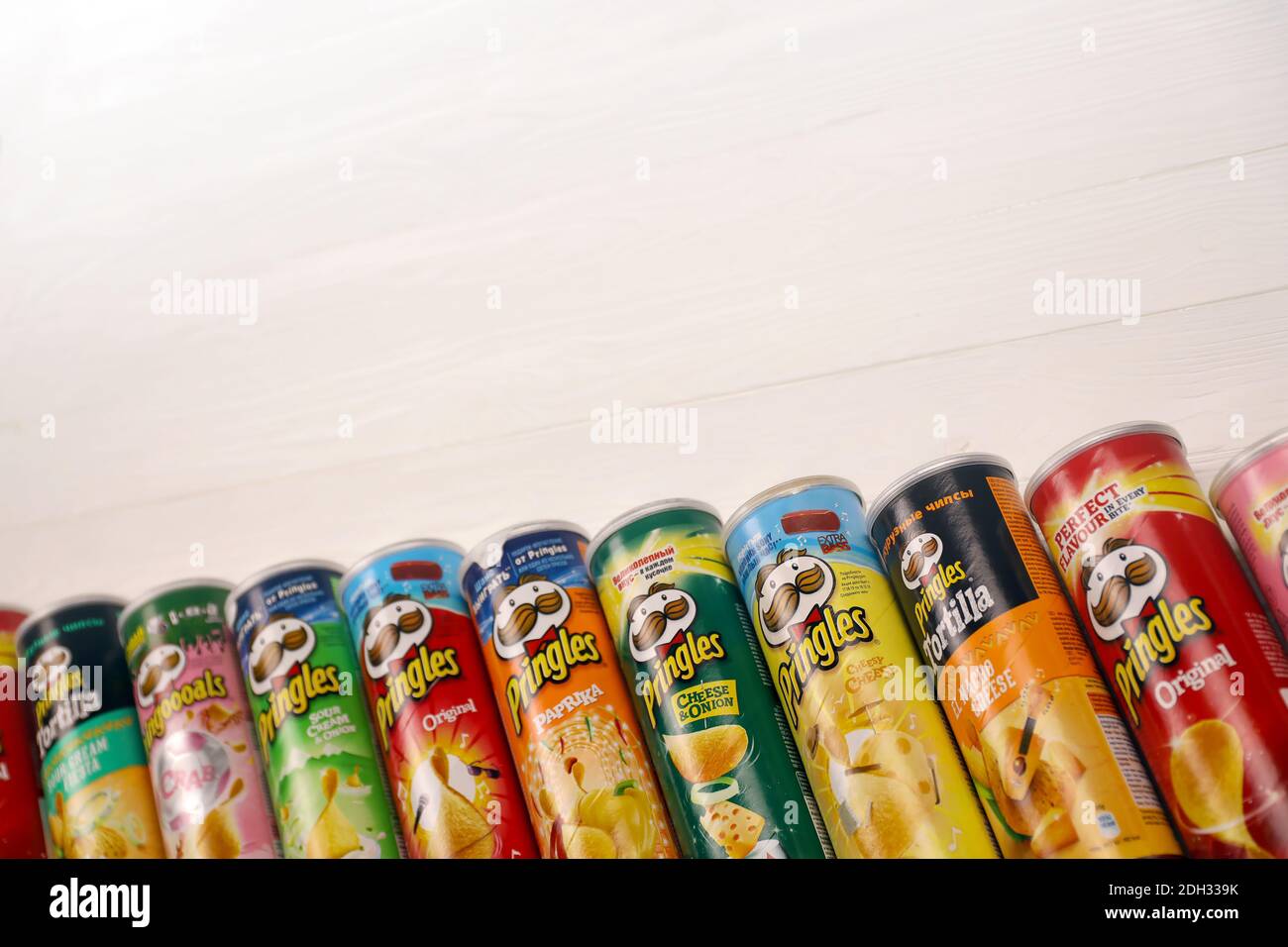 KHARKOV, UKRAINE - 23 NOVEMBRE 2020 : Pringles variété de saveurs. De nombreuses boîtes en carton contenant des chips de pommes de terre Pringles. Pringles est une marque de pommes de terre Banque D'Images