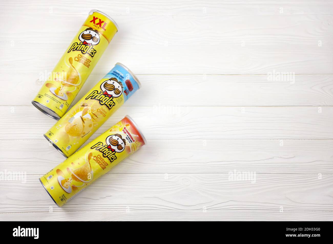 KHARKOV, UKRAINE - 23 NOVEMBRE 2020 : saveur de fromage Pringles. Boîtes en tube de carton avec chips de pommes de terre Pringles sur table blanche. Pringles est un soutien-gorge Banque D'Images