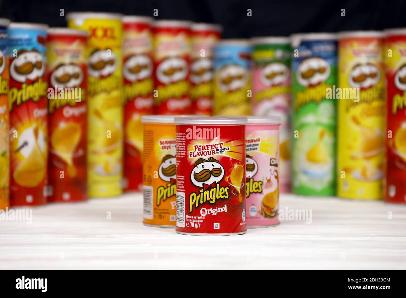 KHARKOV, UKRAINE - 23 NOVEMBRE 2020 : Pringles variété de saveurs. De nombreuses boîtes en carton contenant des chips de pommes de terre Pringles. Pringles est une marque de pommes de terre Banque D'Images