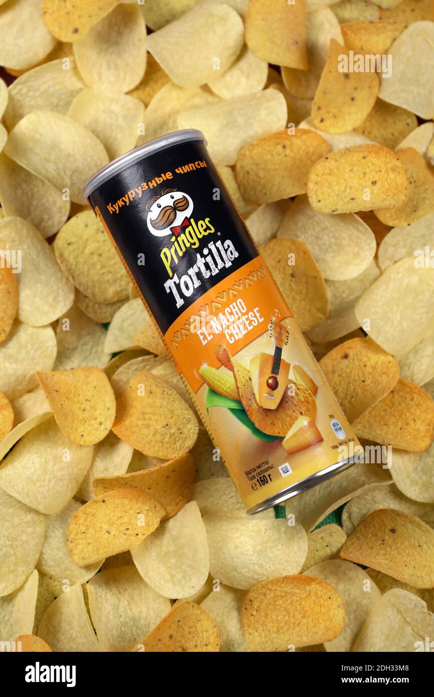 KHARKOV, UKRAINE - 23 NOVEMBRE 2020: Pringles el nacho saveur de fromage. Le tube en carton peut être utilisé sur un fond de chips Pringles. Pringles est un soutien-gorge Banque D'Images