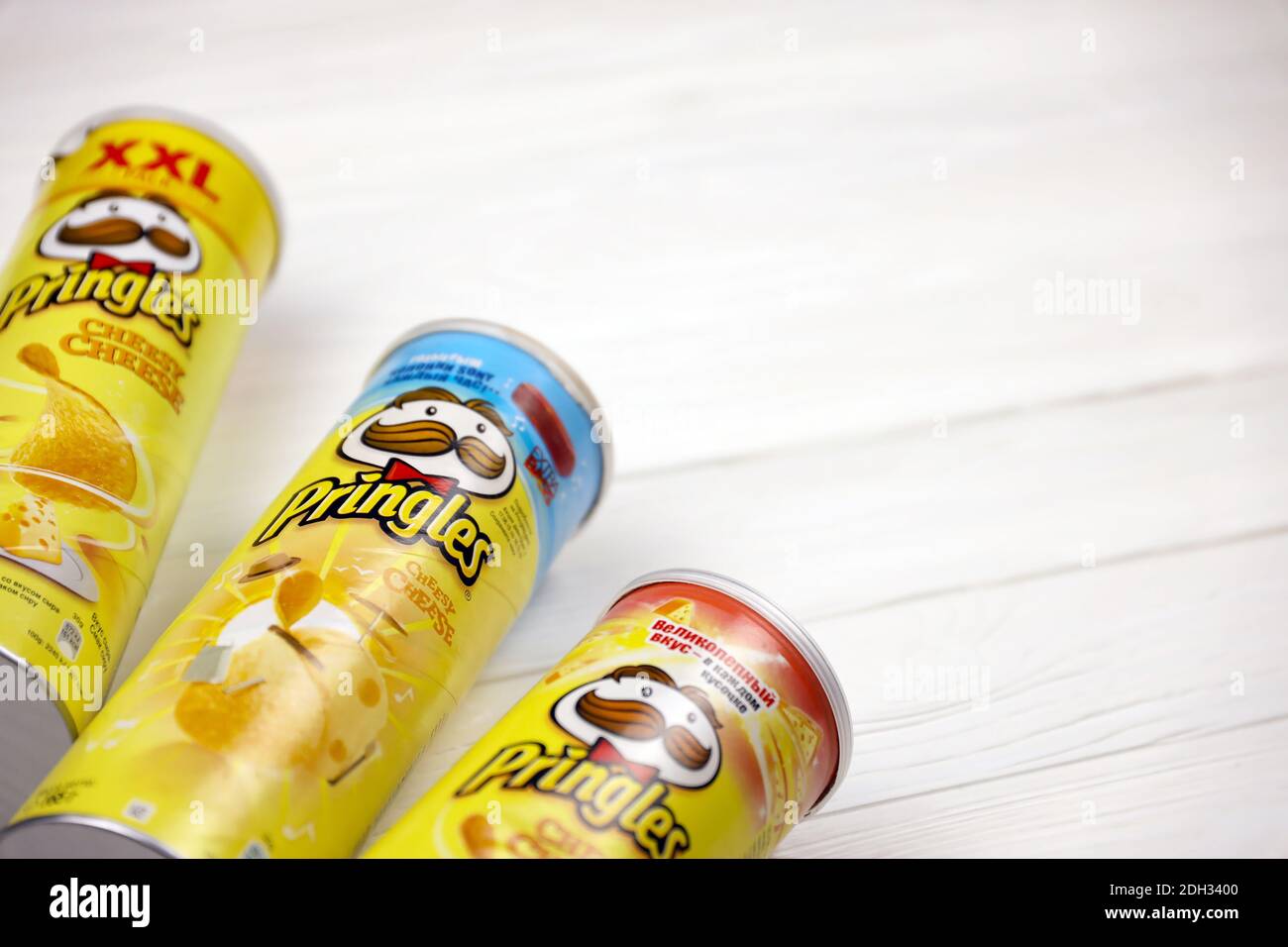 KHARKOV, UKRAINE - 23 NOVEMBRE 2020 : saveur de fromage Pringles. Boîtes en tube de carton avec chips de pommes de terre Pringles sur table blanche. Pringles est un soutien-gorge Banque D'Images