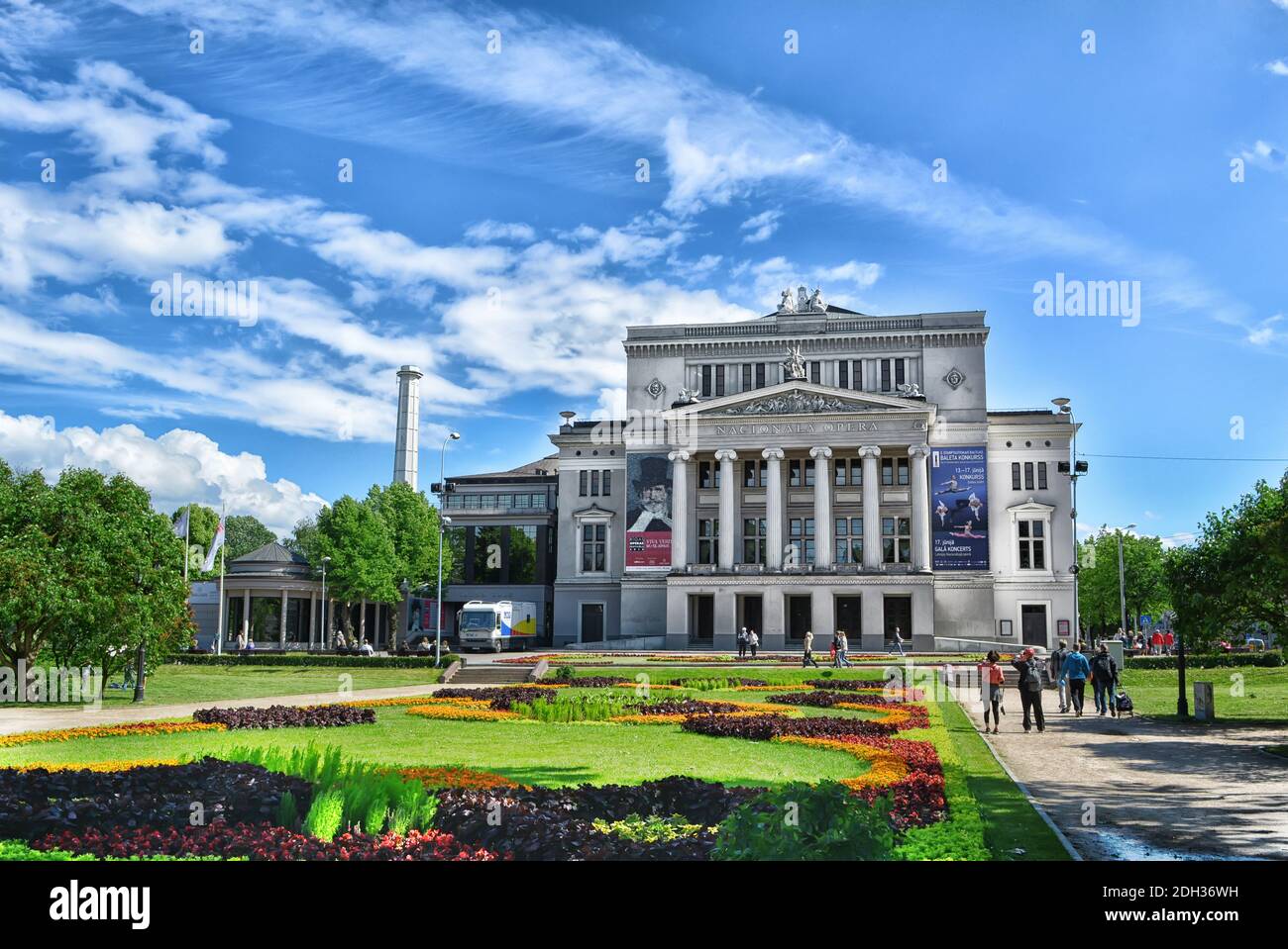 Théâtre d'opéra à Riga avec jardin de fleurs en été Banque D'Images