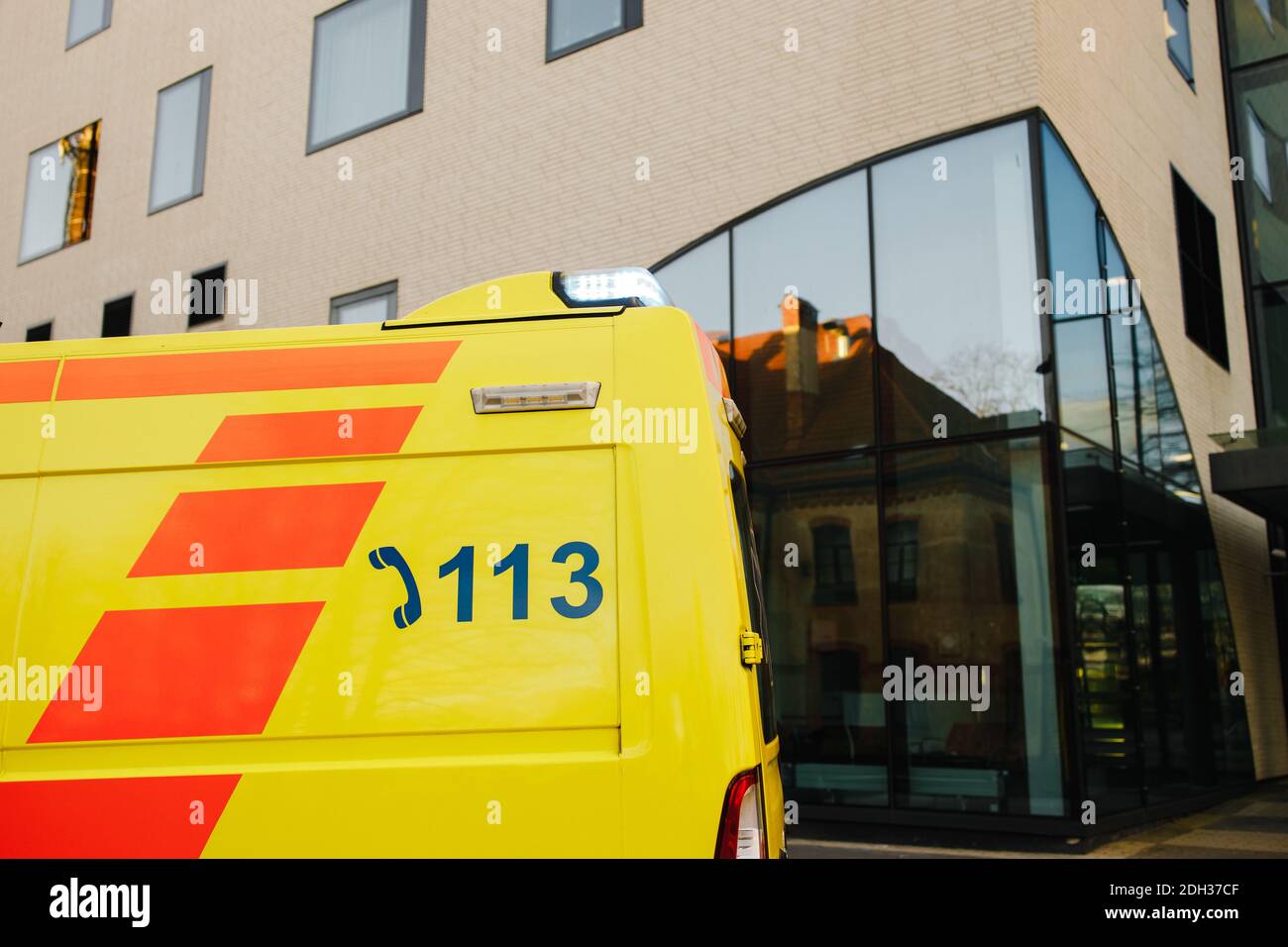 Arrière du véhicule d'ambulance avec sirène bleue clignotante garée près hôpital Banque D'Images