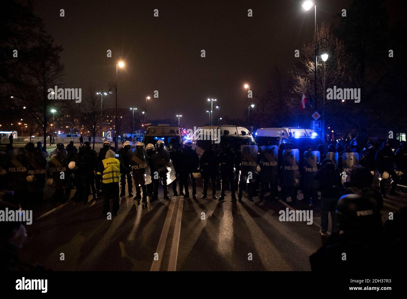 Varsovie, Varsovie, Pologne. 9 décembre 2020. La police anti-émeute bloque la marche climatique « tout le monde pour l'avenir » le 9 décembre 2020 à Varsovie, en Pologne. Quelques centaines de manifestants se sont rassemblés devant la chancellerie du Premier ministre polonais, Mateusz Morawiecki, pour protester contre l'absence d'action du gouvernement pour atteindre la neutralité carbone d'ici 2030 et contre le veto sur le budget de l'Union européenne, qui pourrait aider la Pologne à atteindre cet objectif. Crédit: Aleksander Kalka/ZUMA Wire/Alay Live News Banque D'Images