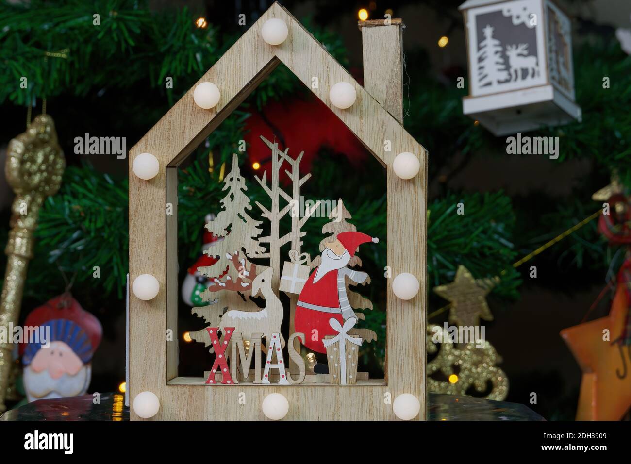 Fête de l'Avent Noël festive décoration en bois avec personnage du Père Noël.saisonnier Composition colorée avec signe de Noël avant arbre décoré éclairé Banque D'Images