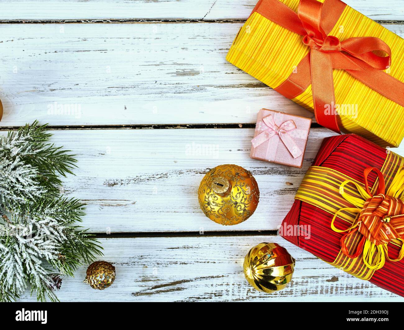 Arrière-plan de la boîte-cadeau de Noël avec couronnes en houx sur l'espace pour les copies Banque D'Images