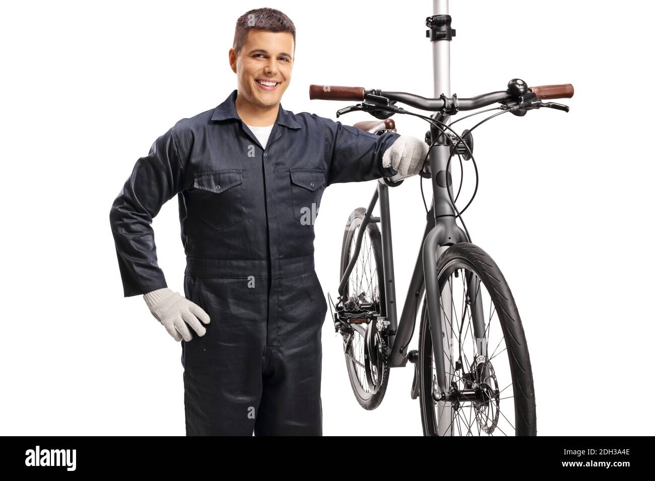 Réparateur souriant avec une bicyclette sur un stand isolé arrière-plan blanc Banque D'Images