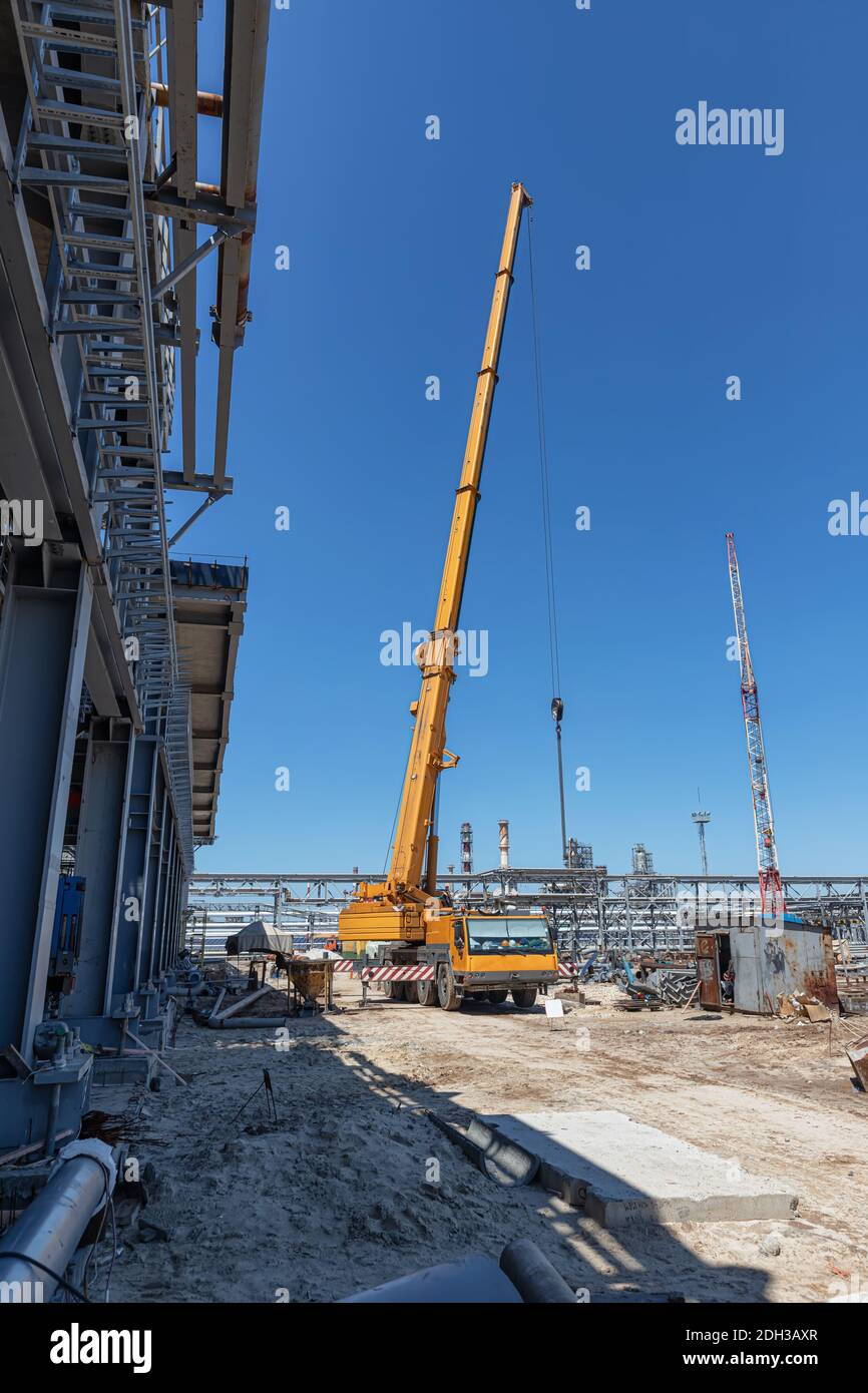 Une grande grue jaune est prête à travailler le chantier de construction Banque D'Images