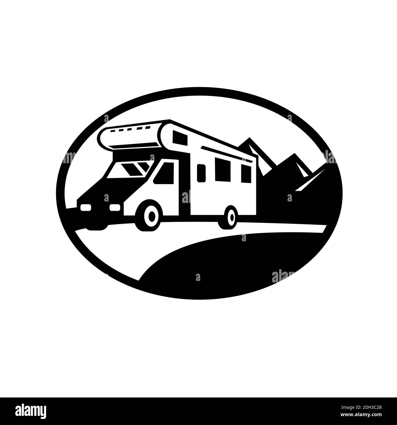 Campervan Motorhome Caravan Van sur la route avec les montagnes Oval Black Et blanc Banque D'Images