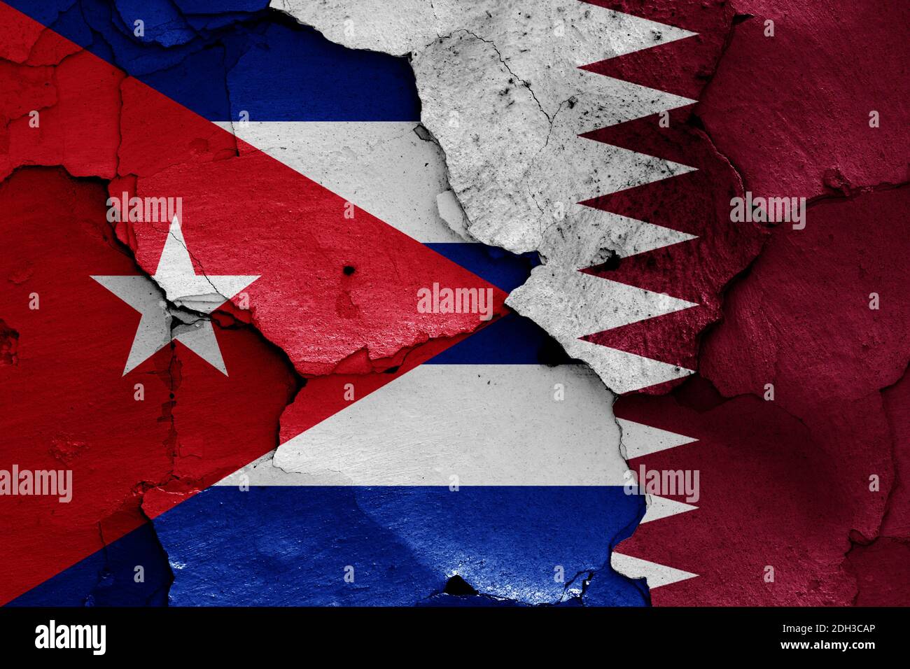 Drapeaux de Cuba et du Qatar peints sur un mur fissuré Banque D'Images