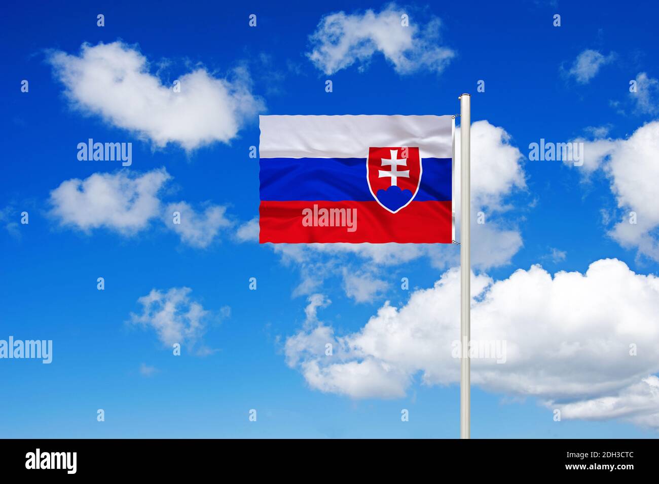 Europa, la Mitteleuropa, Slovaquie, Nationalfahne Nationalflagge,,, Flaggenmast Fahne Flagge, Cumulus, Wolken vor blauen Himmel, Banque D'Images