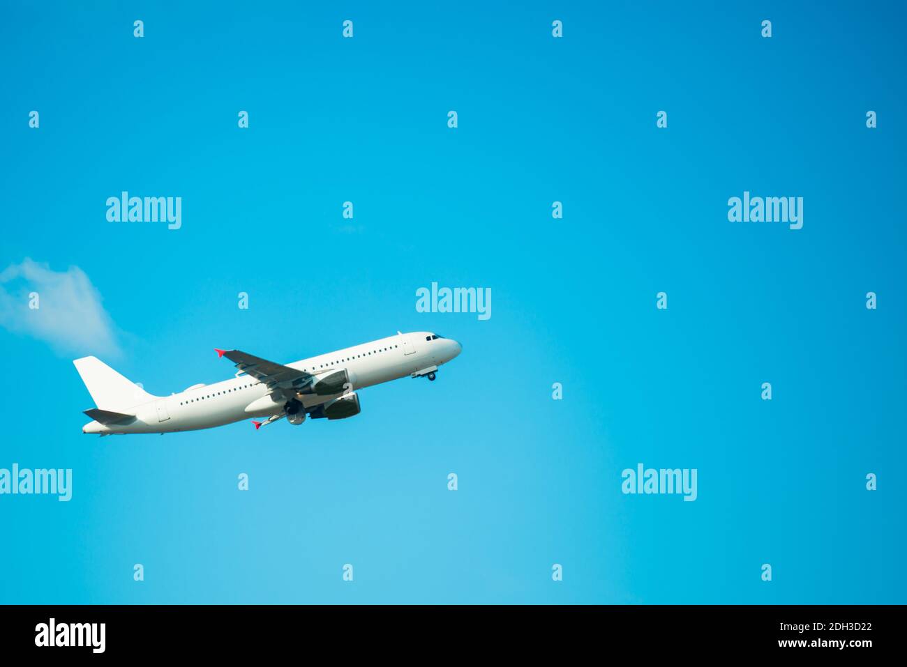 Avion en vol sur fond de ciel bleu Banque D'Images