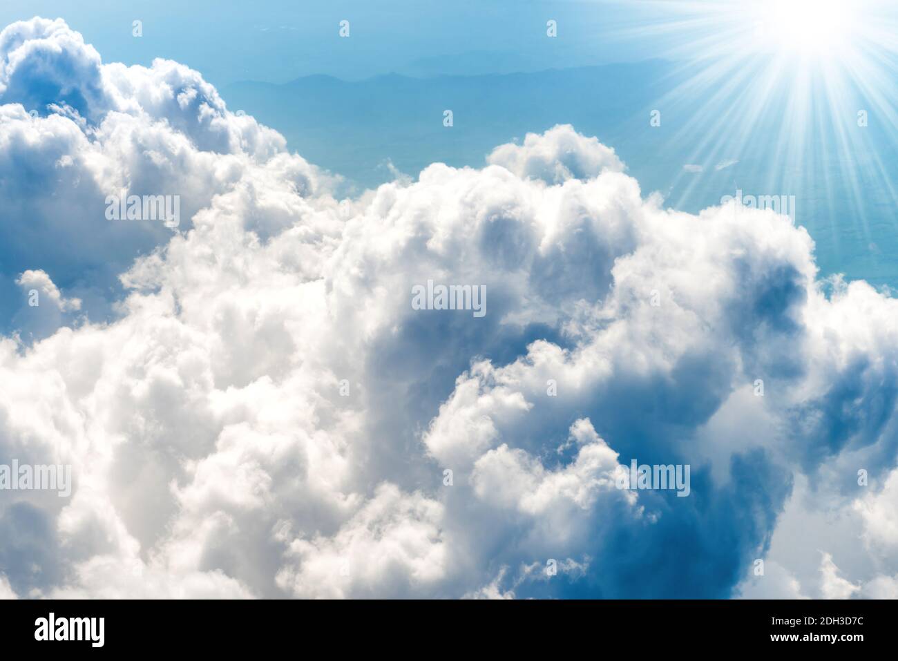 Les nuages blancs sur le ciel bleu Banque D'Images
