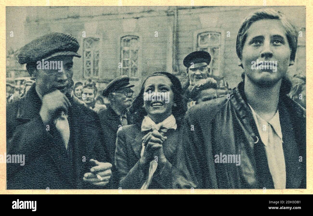 UNION SOVIÉTIQUE-1940: Les gens écoutent les nouvelles de la radiodiffusion de rue. Les opérations conjointes allemandes finlandaises à travers la frontière soviétique finlandaise la plus septentrionale Banque D'Images