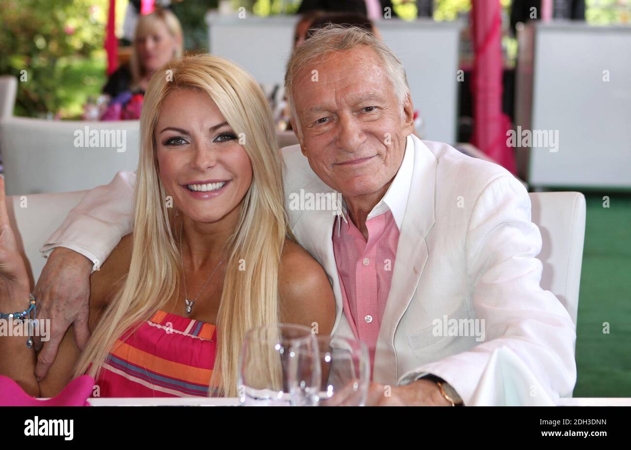 Photo du fichier - Crystal Harris, Hugh Hefner, déjeuner Playmate de l'année 2013 de Playboy au Playboy Mansion à Holmby Hills, Los Angeles, CA, États-Unis, 9 mai 2013 (photo : Crystal Harris, Hugh Hefner). Photo de Baxter/ABACAPRESS.COM Banque D'Images