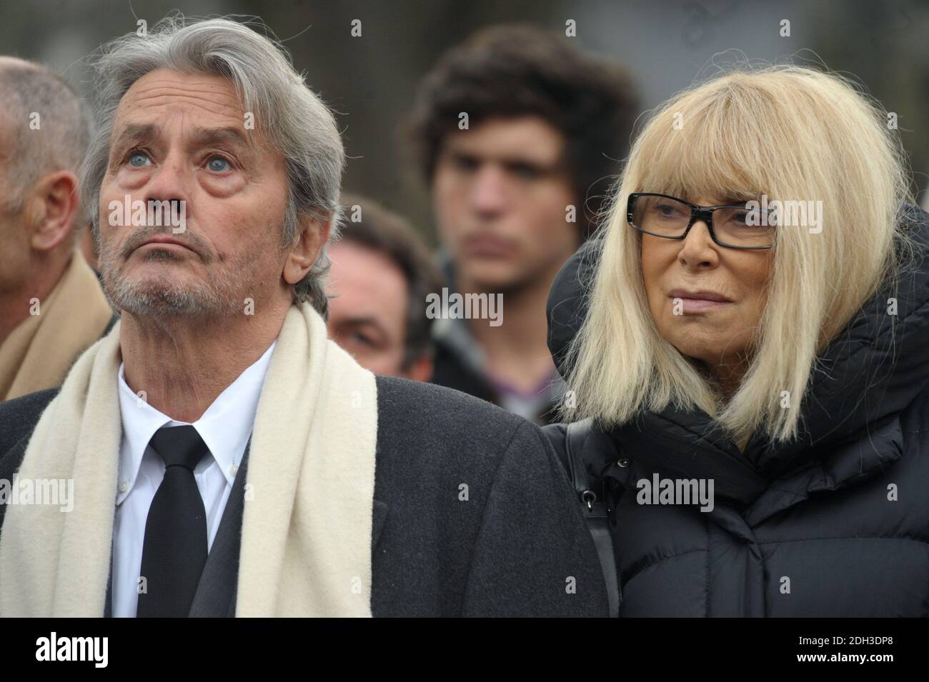 Photo du dossier - Alain Delon et Mireille Darc assistant aux funérailles de Georges Cravenne, décédé à l'âge de 94 ans, au cimetière Montparnasse, à Paris, en France, le 14 janvier 2009. DARC est mort à 79 ans, il a été annoncé aujourd'hui. Elle était co-star et compagnon de longue date d'Alain Delon. Elle est apparue comme un personnage principal dans le film week End de Jean-Luc Godard de 1967. Photo par ABACAPRESS.COM Banque D'Images