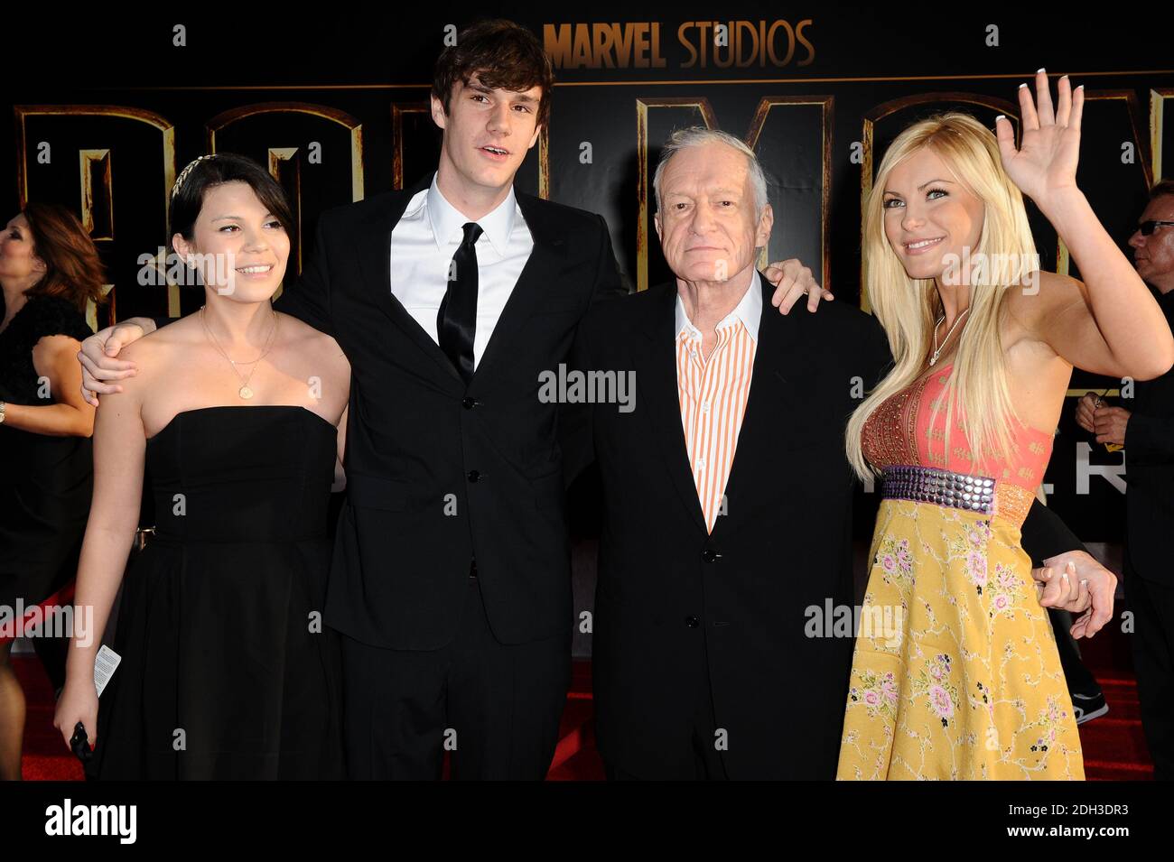 Photo du fichier - 'Hugh Hefner assiste à la première mondiale de ''Iron Man 2'' qui s'est tenue au théâtre El Capitan à Hollywood. Los Angeles, le 26 avril 2010. (Photo : Hugh Hefner, Crystal Harris). Photo de Lionel Hahn/ABACAPRESS.COM' Banque D'Images