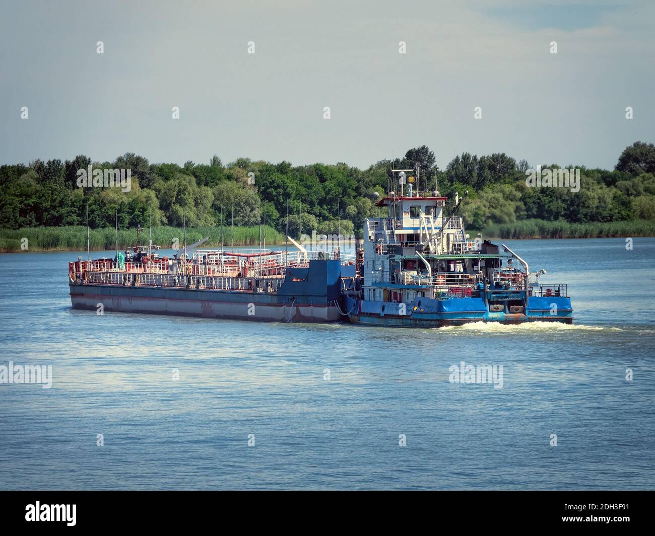 Des pétroliers dans la rivière Volga, Russie Banque D'Images
