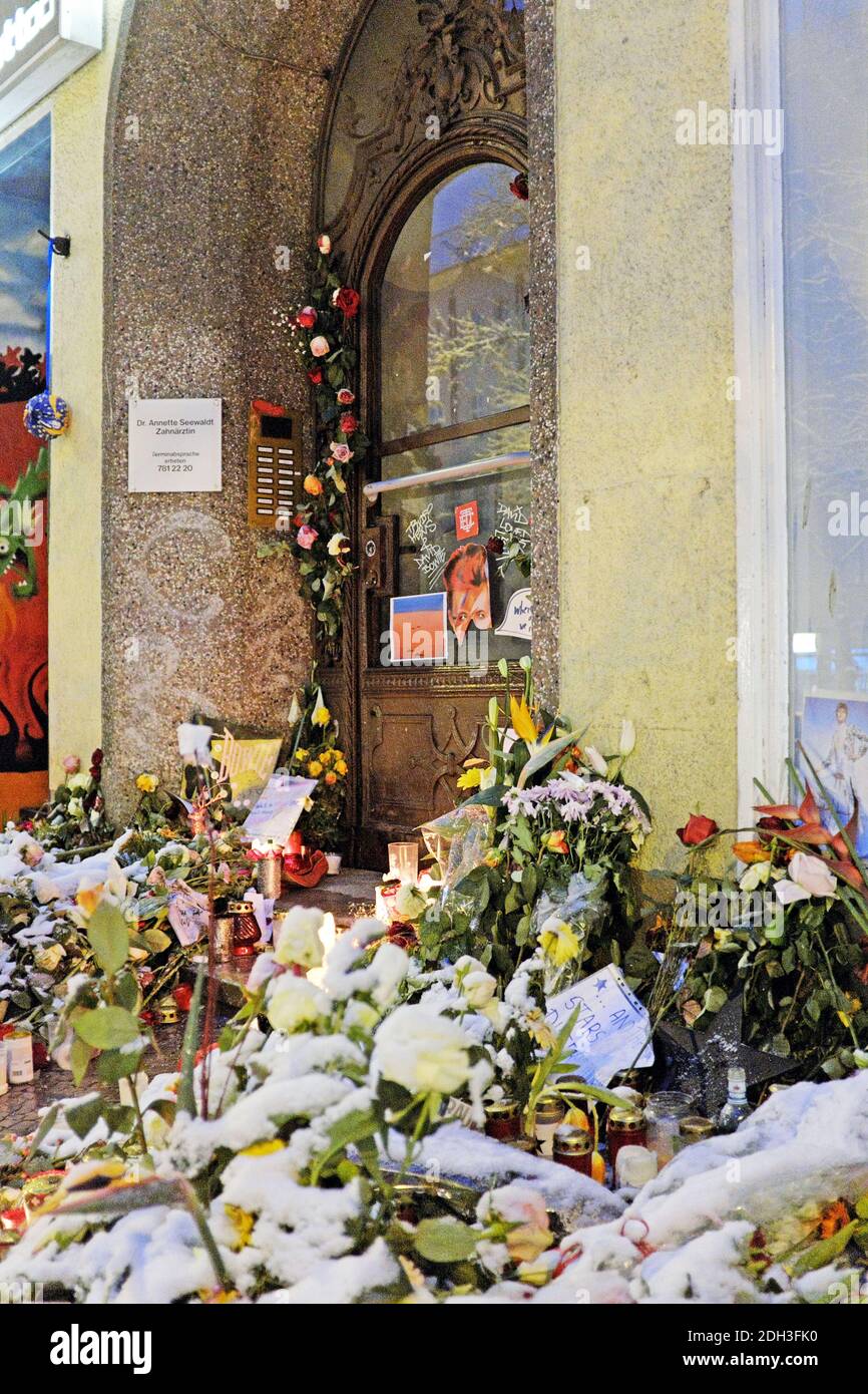Un mémorial de fortune en hommage au regretté David Bowie devant l'appartement qu'il partageait avec Iggy Pop dans les années 1970. L'appartement Haupstrasse 155 dans le quartier Schoneberg de Berlin, en Allemagne, est l'endroit où il a créé la trilogie berlinoise des albums. Banque D'Images