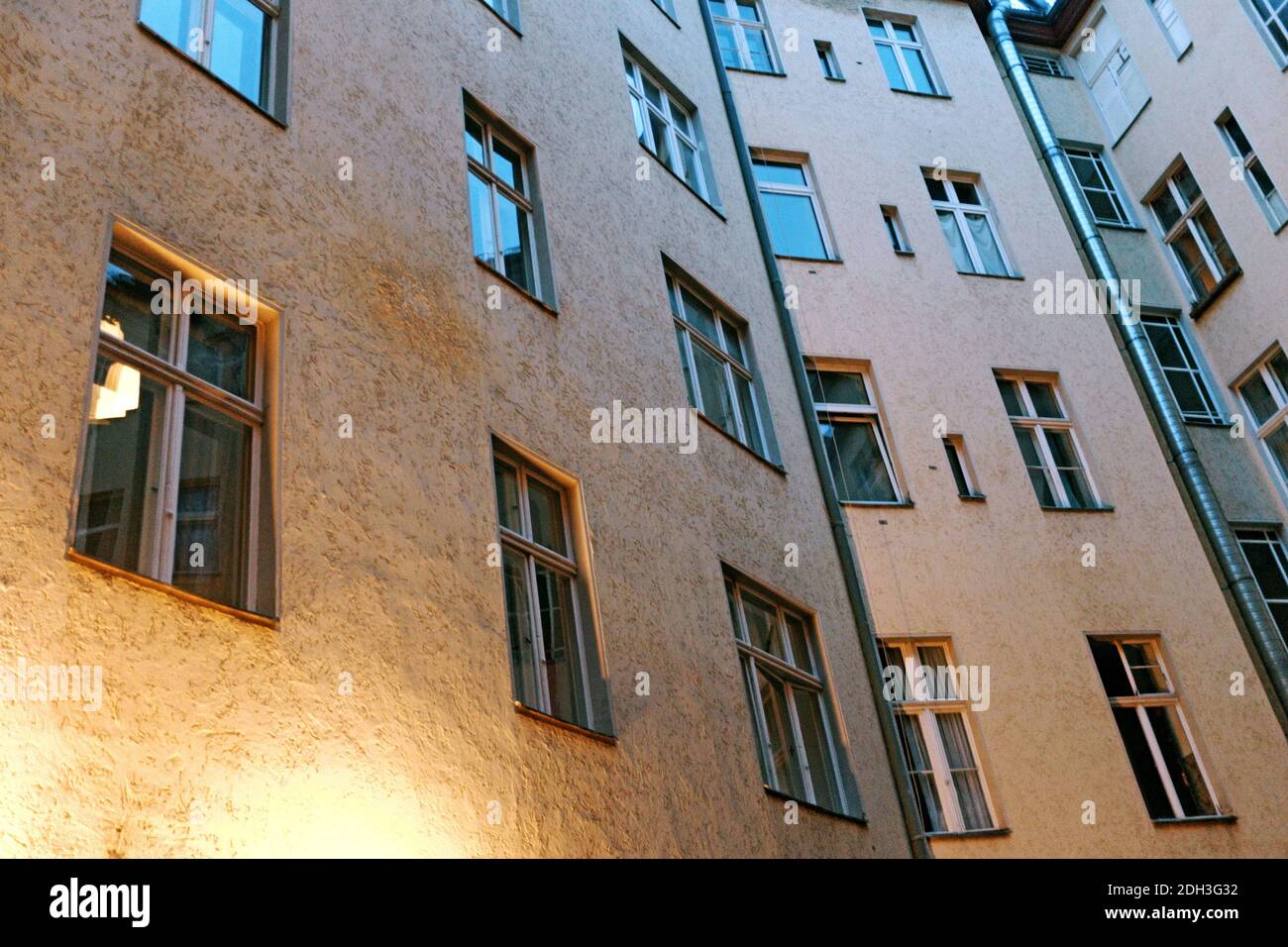Hauppstrasse 155 immeuble d'appartements dans le quartier de Schonenberg à Berlin, en Allemagne, est où David Bowie et Iggy Pop ont été colocataires. L'appartement qu'ils ont partagé est l'endroit où il a créé la trilogie berlinoise des albums devenant un point de repère dans le quartier après la mort de Bowie le 10 janvier 2016. Banque D'Images