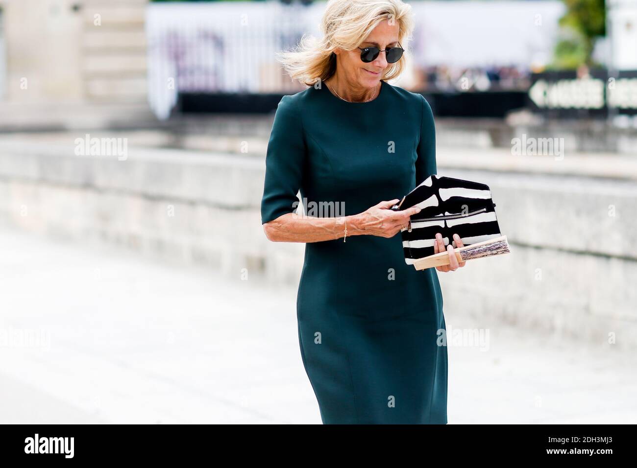Street style, Claire Chazal arrivant au Dior automne-hiver 2017-2018 haute  Couture show qui s'est tenu à l'Hôtel des Invalides, à Paris, en France, le  3 juillet 2017. Photo de Marie-Paola Bertrand-Hillion/ABACAPRESS.COM Photo