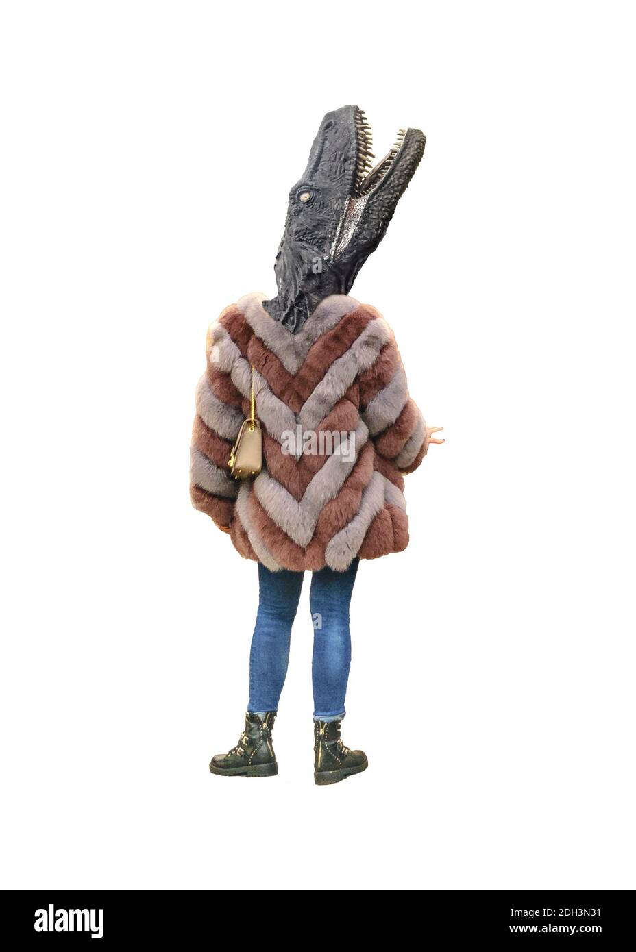 Vue arrière Femme avec vêtements d'hiver et tête de dinosaure Banque D'Images