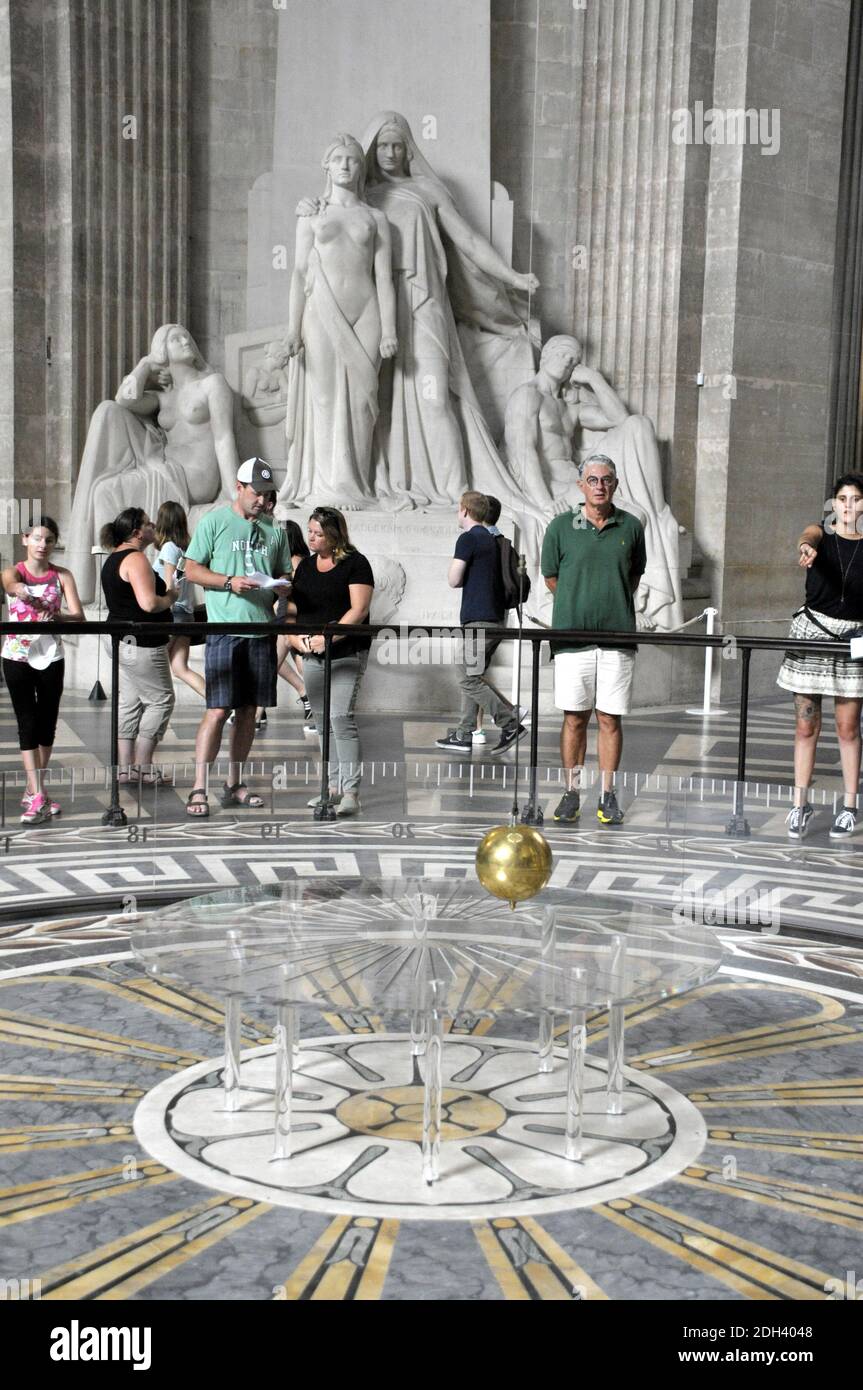 Illustration du Panthéon à Paris, France, le 09 juillet 2017. Le Panthéon est un bâtiment situé dans le quartier latin de Paris. Il a été construit à l'origine comme une église dédiée à Sainte-Geneviève et pour abriter les châteaux reliquaires contenant ses reliques mais, après de nombreux changements, fonctionne maintenant comme un mausolée séculier contenant les restes de distingués citoyens français. Photo d'Alain Apaydin/ABACAPRESS.COM Banque D'Images