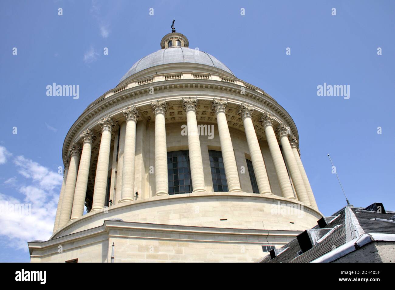 Illustration du Panthéon à Paris, France, le 09 juillet 2017. Le Panthéon est un bâtiment situé dans le quartier latin de Paris. Il a été construit à l'origine comme une église dédiée à Sainte-Geneviève et pour abriter les châteaux reliquaires contenant ses reliques mais, après de nombreux changements, fonctionne maintenant comme un mausolée séculier contenant les restes de distingués citoyens français. Photo d'Alain Apaydin/ABACAPRESS.COM Banque D'Images