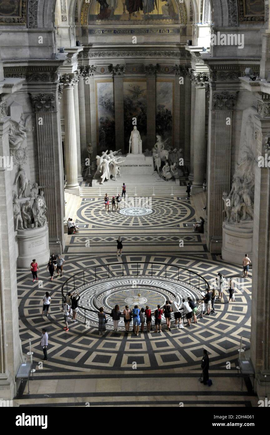 Illustration du Panthéon à Paris, France, le 09 juillet 2017. Le Panthéon est un bâtiment situé dans le quartier latin de Paris. Il a été construit à l'origine comme une église dédiée à Sainte-Geneviève et pour abriter les châteaux reliquaires contenant ses reliques mais, après de nombreux changements, fonctionne maintenant comme un mausolée séculier contenant les restes de distingués citoyens français. Photo d'Alain Apaydin/ABACAPRESS.COM Banque D'Images