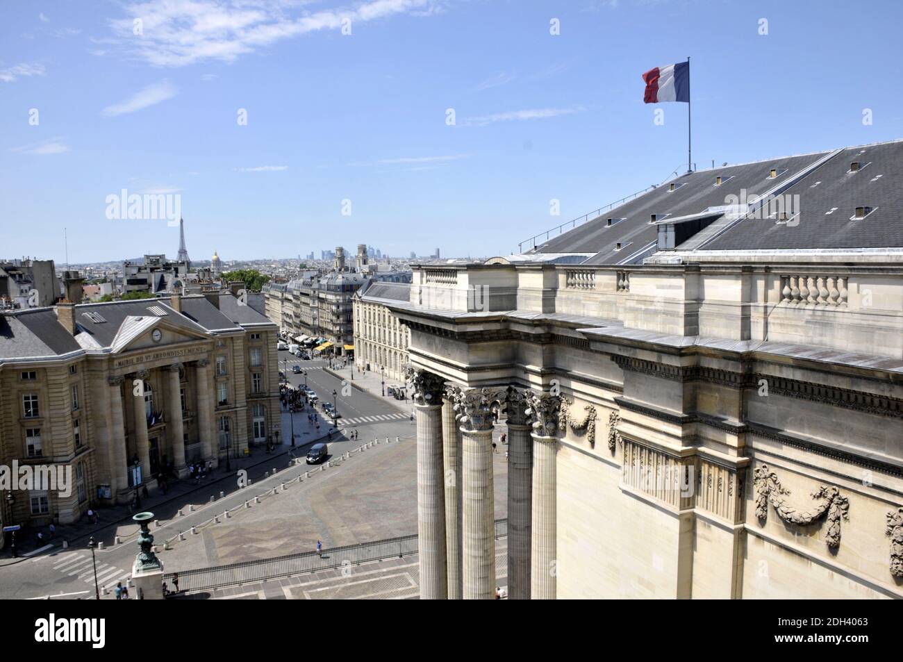 Illustration du Panthéon à Paris, France, le 09 juillet 2017. Le Panthéon est un bâtiment situé dans le quartier latin de Paris. Il a été construit à l'origine comme une église dédiée à Sainte-Geneviève et pour abriter les châteaux reliquaires contenant ses reliques mais, après de nombreux changements, fonctionne maintenant comme un mausolée séculier contenant les restes de distingués citoyens français. Photo d'Alain Apaydin/ABACAPRESS.COM Banque D'Images