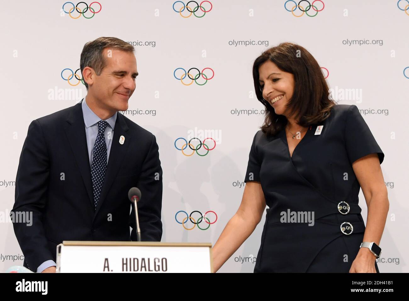 Photo du document - le maire de Los Angeles Eric Garcetti et le maire de Paris Anne Hidalgo célèbrent la décision du CIO d'accorder les Jeux Olympiques de 2024 et 2028 lors de la 130e session du CIO à l'Auditorium Swisstech, à Lausanne, en Suisse, le 11 juillet 2017. Photo de Philippe Millereau/Paris2024/ABACAPRESS.COM Banque D'Images