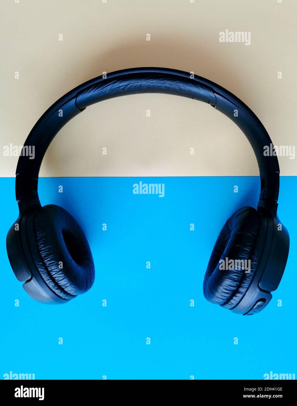 Casque audio sur fond beige et bleu. Détendez-vous pour écouter de la musique. Banque D'Images