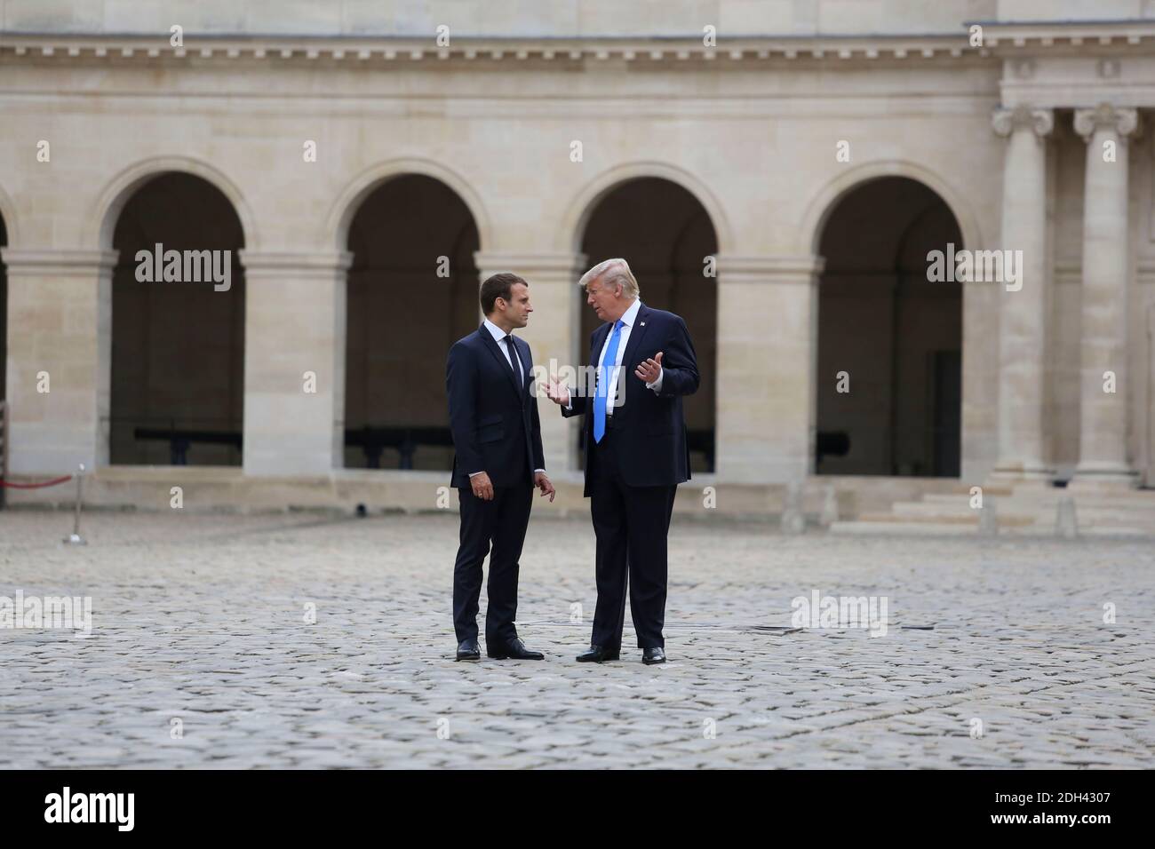 Le président français Emmanuel Macron accueille le président américain Donald Trump aux Invalides dans le cadre de la commémoration du 100e anniversaire de l'entrée des États-Unis d'Amérique dans la première Guerre mondiale le 13 juillet 2017 à Paris, France.photo de Hamilton/ABACAPRESS.COM Banque D'Images