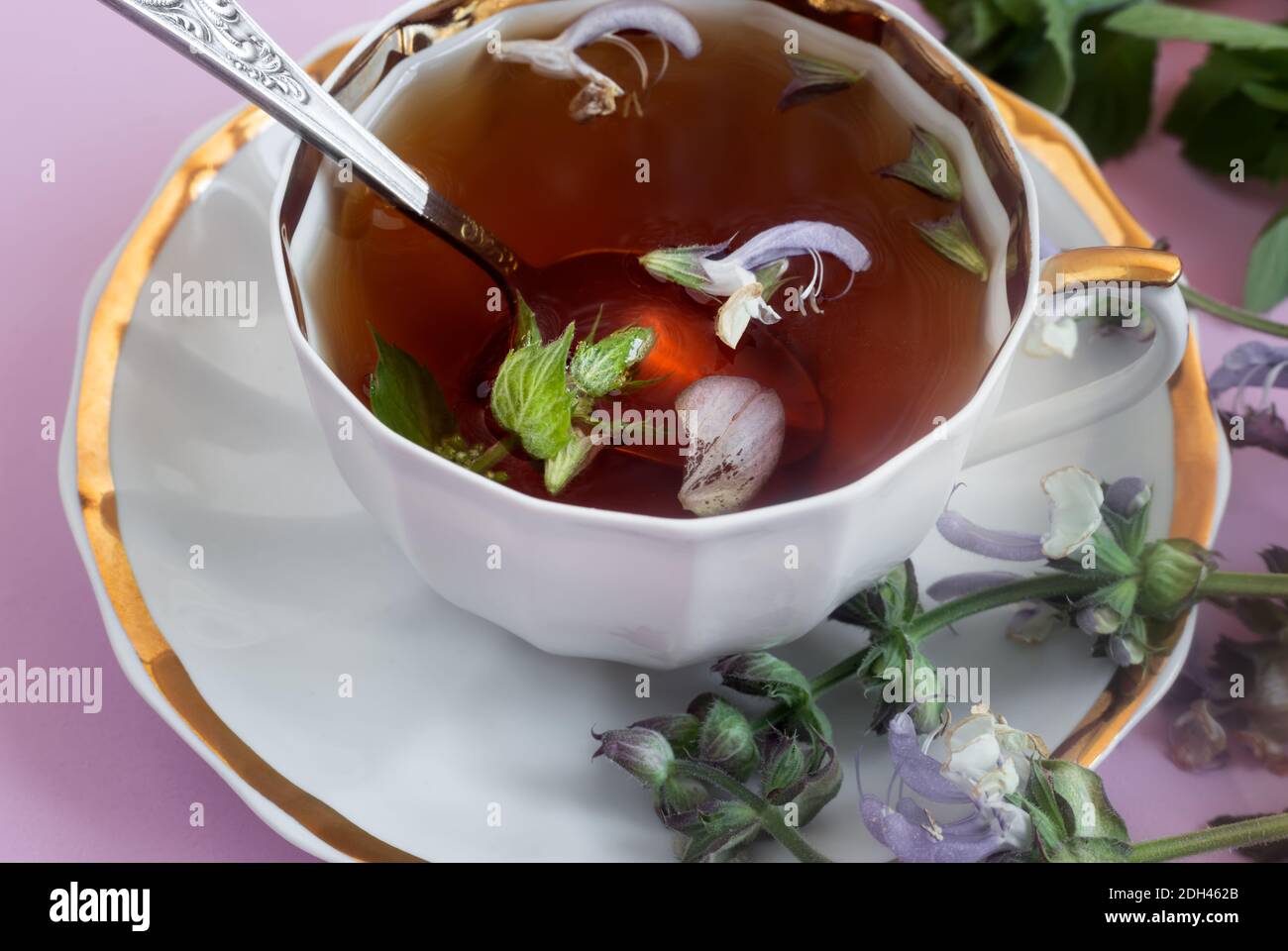 Tisane avec sauge et feuilles de menthe. Banque D'Images